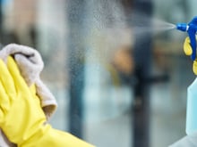 Adeus limpa vidros: as suas janelas vão brilhar com essa mistura caseira de 3 ingredientes