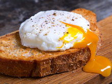 Nem ovo cozido, nem ovos mexidos: esse preparo é mais leve, nutritivo e fácil