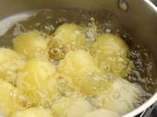 O que você deve adicionar à água ao cozinhar batatas: Elas cozinham mais rápido e ficam mais saborosas