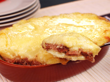 Tem linguiça toscana, batata e queijo em casa? Então vem aprender a fazer essa receita deliciosa na travessa (fácil e rápido)