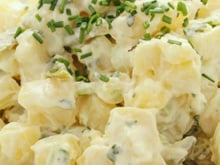 Elimine a maionese da sua salada de batata: esse ingrediente a torna mais cremosa e saborosa