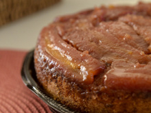 Veja como fazer um bolo molhadinho de banana rápido e com uma cobertura deliciosamente fácil de fazer e de comer