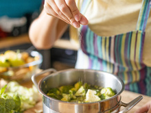 Sal na hora errada? Veja como temperar corretamente seus alimentos de acordo com o prato