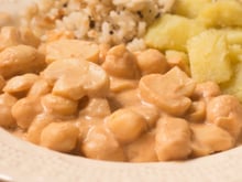 Não se limite às saladas: esse strogonoff de grão-de-bico é a receita vegetariana fácil e rápida que você vai amar