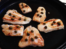 Filé de peixe com alcaparras