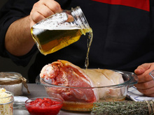 Por que a cerveja amacia a carne? Descubra como usar a bebida como tempero!