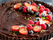 Receita de torta de brigadeiro rápida é perfeita para quem tem pressa de comer um docinho