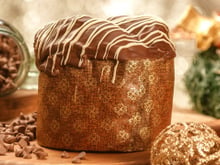 Panetone de pão de mel com cacau e especiarias para vender no Natal