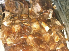 Costela de boi assada com molho barbecue
