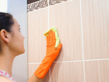 O truque caseiro mais fácil para limpar juntas de azulejos pretos e deixá-los como novos