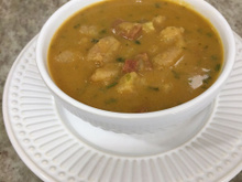 Sopa de banana verde