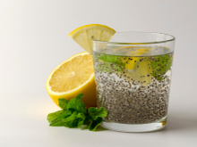 É por isso que eu bebo água de chia todos os dias; saiba como fazer e armazenar do jeito certo