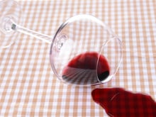 Mancha de vinho: 7 dicas simples para removê-la