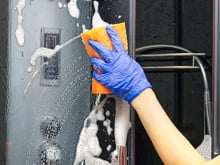 O segredo para deixar o box de vidro do banheiro brilhando e sem manchas usando o que você já tem em casa