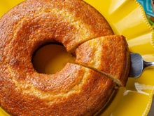 O melhor bolo de laranja de liquidificador de todos os tempos: fofinho, molhadinho e muito fácil de fazer