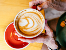 Será que os idosos devem beber café? Pesquisas relacionam Alzheimer e Parkinson, doenças comuns entre os idosos