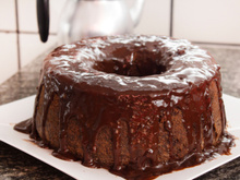 A receita de sucesso que faço em todo aniversário: bolo de chocolate fofinho e molhadinho
