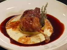 Pato confeitado com maçãs assadas e creme de batatas