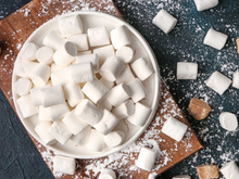 Marshmallow, maria-mole e doce de mocotó é tudo igual? Aprenda a diferença entre esse doces fofos como nuvens