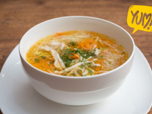 Canja de galinha quentinha com sabor de comida de mãe: essa é a receita especial da minha infância que faço sempre que esfria