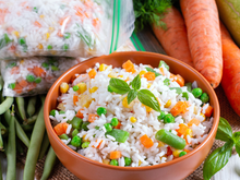 Como fazer arroz congelado ficar tão gostoso e soltinho quanto o arroz fresco? Esse truque simples me salva toda semana