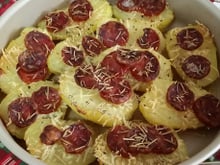 Batatas assadas ao queijo parmesão e linguiça portuguesa