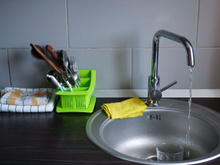 Você aprendeu com a sua mãe, mas PARE JÁ de fazer isso na pia da cozinha. É nojento e faz mal à saúde!