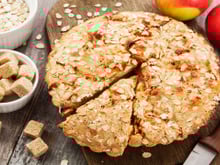 Bolo de maçã sem farinha e sem manteiga: fofinho, úmido e livre de glúten