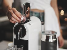 Já é clima de Black Friday e a clássica cafeteira Dolce Gusto está com mais de 40% OFF