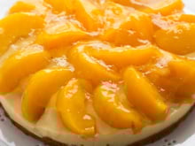A sobremesa dos sonhos: essa torta de pêssego é tão leve que derrete na boca