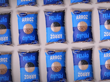 Polêmica do feijão por cima ou feijão por baixo do arroz: embalagem gera discussão sobre o jeito certo