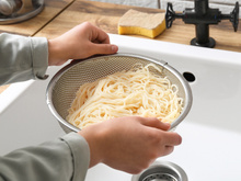 Não escorra a água de cozimento do macarrão na pia: isso é o que você deve fazer com esse líquido que vale ouro