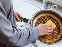 Chega de riscar suas panelas ao remover o queimado do fundo: esse é o truque para resolver o problema sem danificar o material
