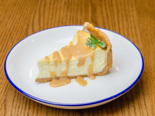 Torta com leite condensado e recheio cremoso é perfeita para comer no fim de semana