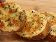 Nunca mais coma pão amanhecido: transforme o pão duro em uma delícia digna de café da manhã de hotel