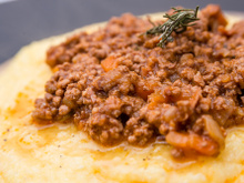 Polenta à bolonhesa: receita prática e deliciosa