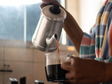 Sente sono depois de tomar café? Descubra o que pode causar esse efeito