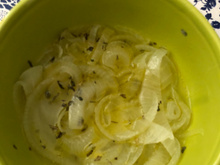 Molho de cebola para acompanhamento.