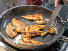 Carne de frango malpassada pode causar doença rara ou é mentira? Vídeo que viralizou está gerando preocupação