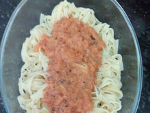 Talharim com creme de tomate e calabresa