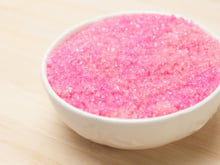 Como fazer glitter comestível caseiro? Aprenda receita simples com apenas 2 ingredientes para decorar suas receitas sem preocupação
