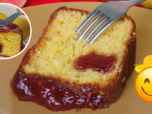 Minha avó come esse bolo de fubá com goiabada todas as tardes e não tem médico que tire esse docinho dela!