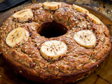 Bolo de banana com aveia fitness com apenas 5 ingredientes: perfeito para quem ama doce mas não dispensa a academia