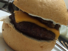 Sanduíche com pasta de gorgonzola e cebola caramelada