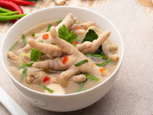 Pé de galinha é mesmo rico em colágeno? Conheça os benefícios e o que é mito ou verdade