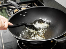 Afinal, é melhor refogar a cebola antes ou depois do alho?