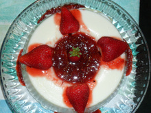 Manjar de coco com calda de morango