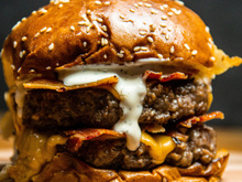 Menino viciado em fast-food fica cego e drama expõe efeitos da alimentação limitada em hambúrgueres com molho ranch e batata frita