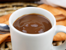 Se a sua mãe não te ensinou, eu te ensino: esse é o truque para o chocolate quente ficar ainda mais saboroso