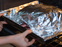 Por que cobrir a assadeira com papel-alumínio no forno? Entenda o que muda na receita e como usar corretamente